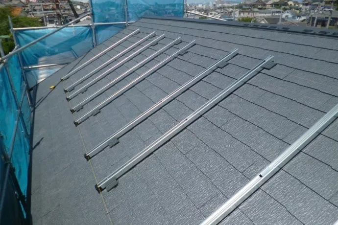 Những tấm pin mặt trời được lắp kiên cố trên mái nhà. 
