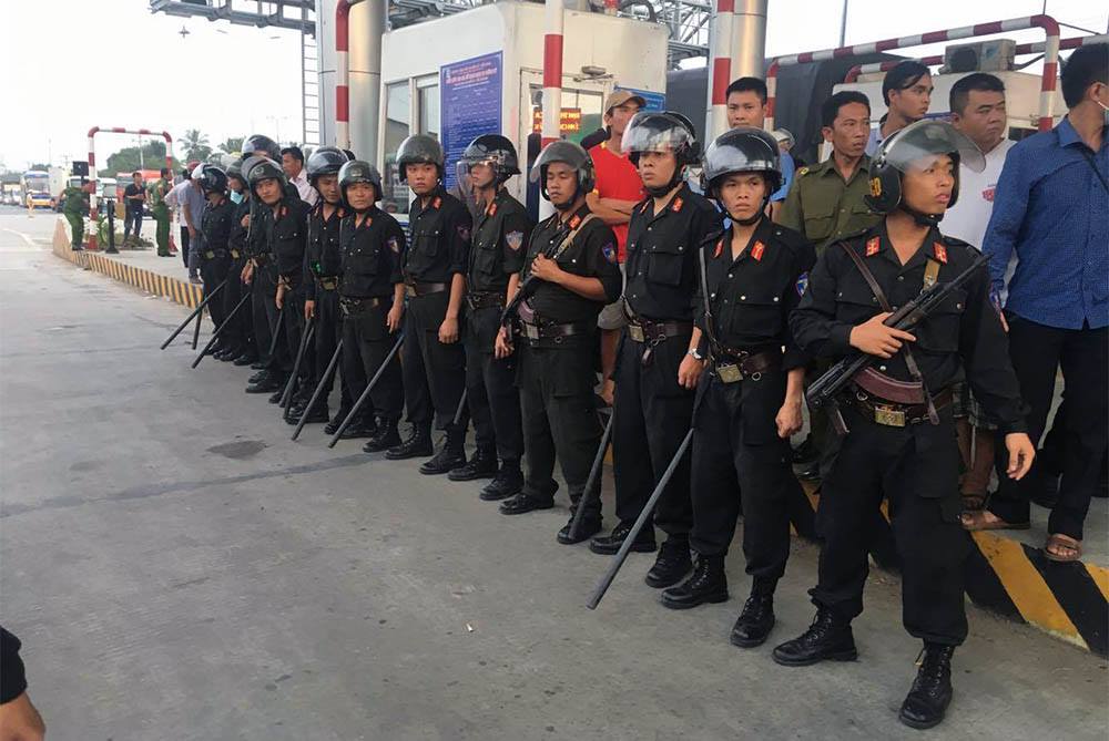 Lực lượng an ninh tham gia bảo vệ trạm thu phí Cai Lậy.