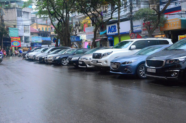 Sở GTVT Hà Nội vừa có văn bản thông báo ngừng cấp phép 78 điểm trông giữ xe dưới lòng đường