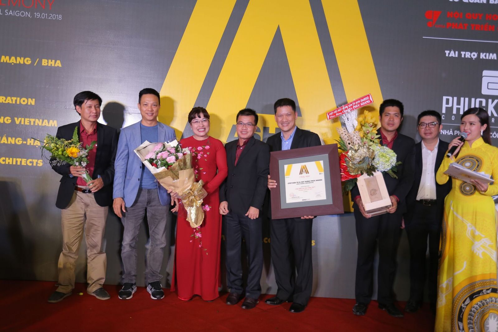 Hình: Đại diện Nhà phát triển công trình xanh Phuc Khang Corporation được trao danh hiệu “Developer of the year” – Ashui Awards 2017.