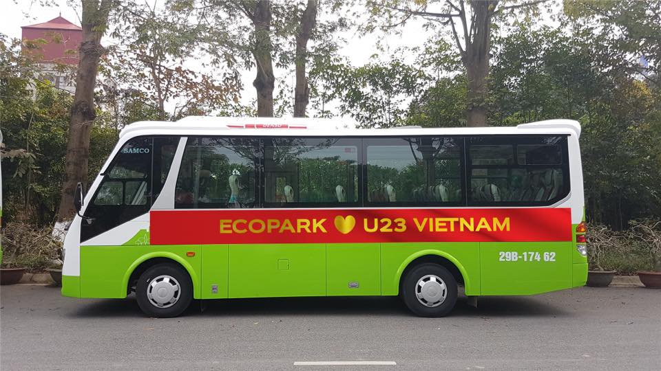 Chủ đầu tư Ecopark in khẩu hiệu lên xe bus ăn mừng chiến thắng U23 Việt Nam sau trận bán kết.