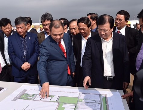 Phó Thủ tướng Trịnh Đình Dũng thăm tổ hợp sản xuất ô tô VINFAST. Ảnh: VGP