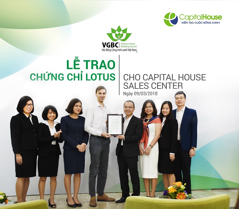 Đại diện Hội đồng Công trình xanh Việt Nam trao chứng chỉ LOTUS cho Capital House Sales Center.