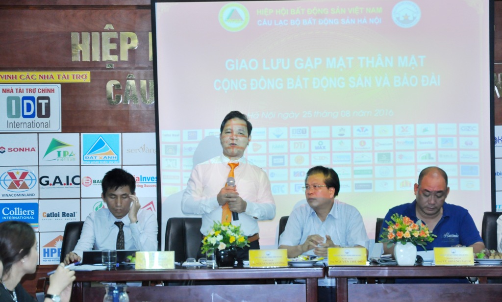 Ông Nguyễn Hữu Cường – Chủ tịch CLB BĐS Hà Nội cùng các chuyên gia về BĐS tham gia buổi tọa đàm hỏi đáp.