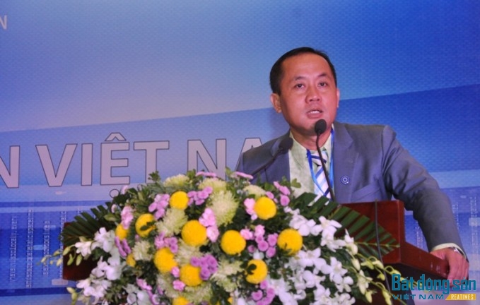  Ông Thân Thành Vũ - Phó Chủ tịch Hội BĐS Du lịch Việt Nam trình bày báo cáo khảo sát nghiên cứu Toàn cảnh thị trường BĐS Du lịch Việt Nam.