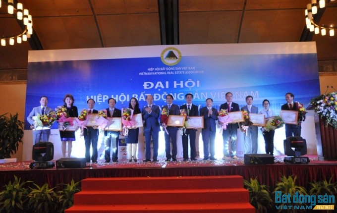 khen thưởng và trao bằng khen của Hiệp hội BĐS Việt Nam cho 19 doanh nghiệp là hội viên.