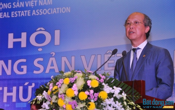 Ông Nguyễn Trần Nam - Nguyên Thứ trưởng Bộ Xây dựng - Chủ tịch Hiệp hội BĐS Việt Nam báo cáo Tổng kết hoạt động nhiệm kỳ III và phương hướng hoạt động nhiệm kỳ IV.