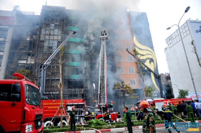 Vụ hỏa hoạn đã thiêu rụi 4 ngôi nhà liền nhau trên phố Trần Thái Tông.