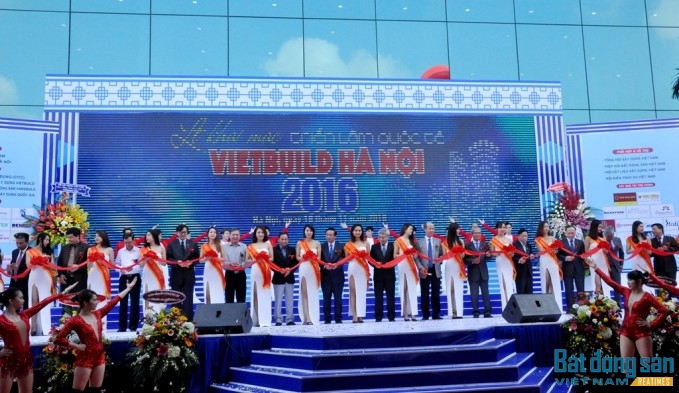 Các đại biểu tham gia cắt băng khai mạc Triển lãm quốc tế Vietbuild Hà Nội 2016 lần thứ 3.