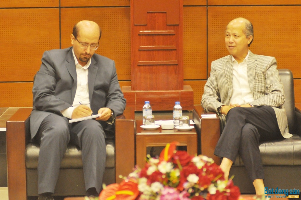 Chủ tịch Hiệp hội BĐS Việt Nam chia sẻ thông tin với ông