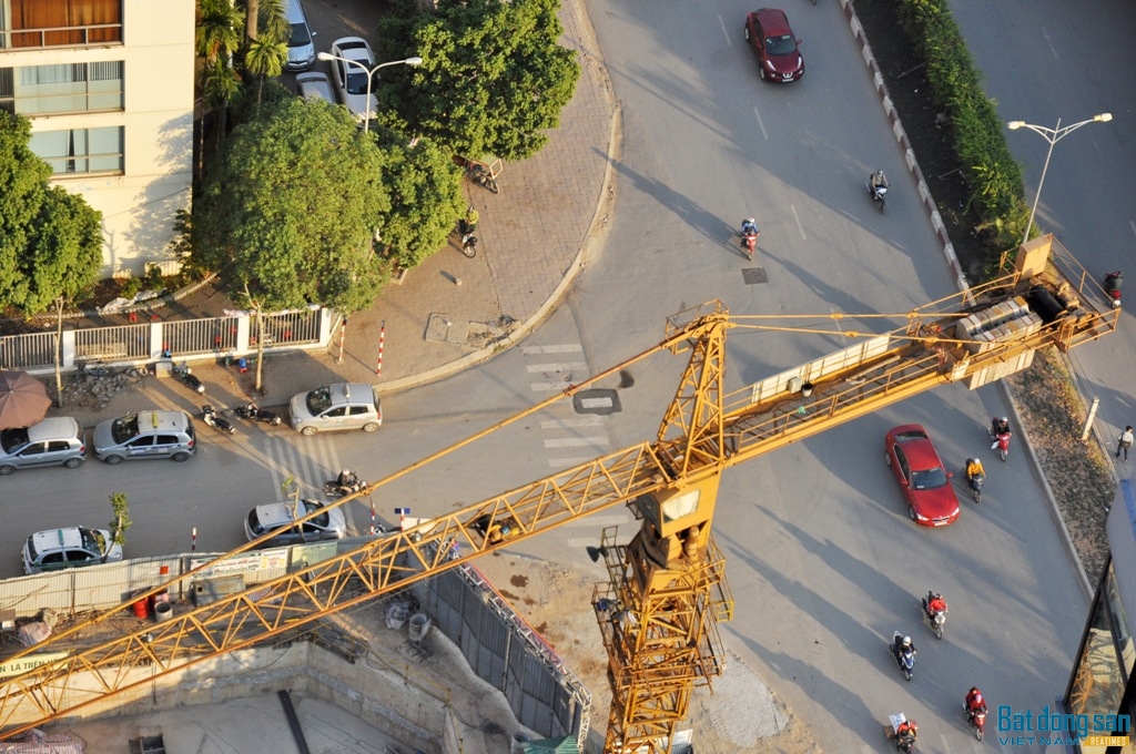 Phạm vi hoạt động của cần trục tháp ra khỏi vùng rào chắn công trường dự án và đua ra ngoài đường Nguyễn Hoàng.