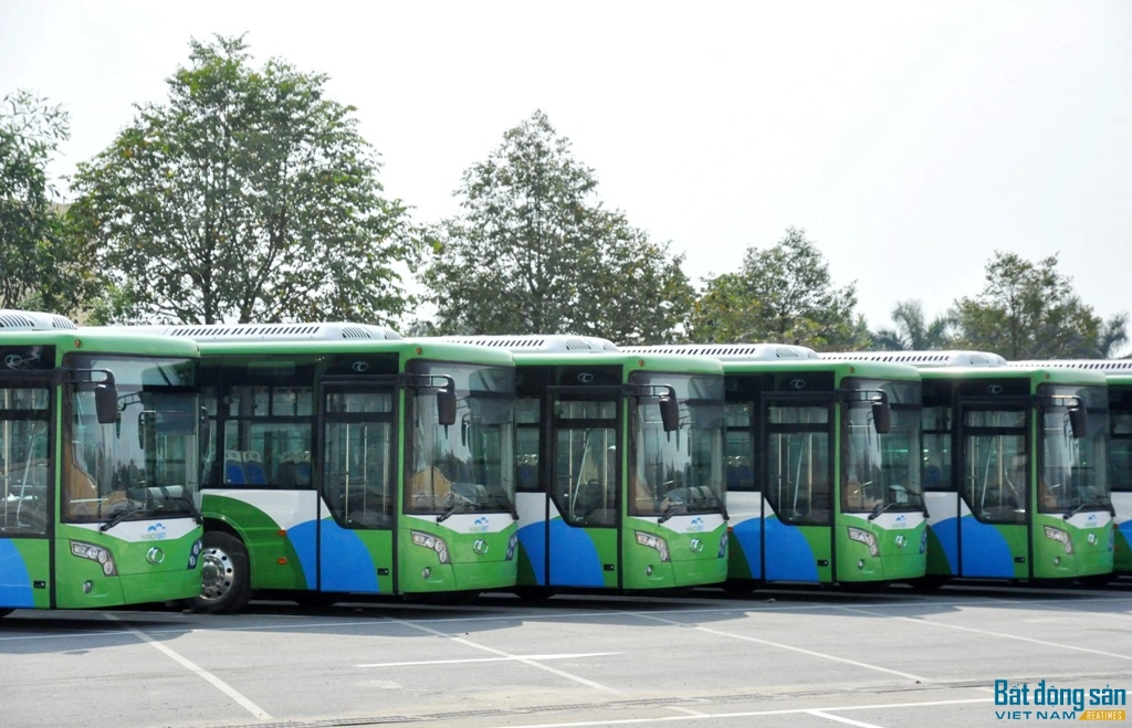 Xe buýt nhanh BRT đang được tập trung tại bến xe Yên Nghĩa.