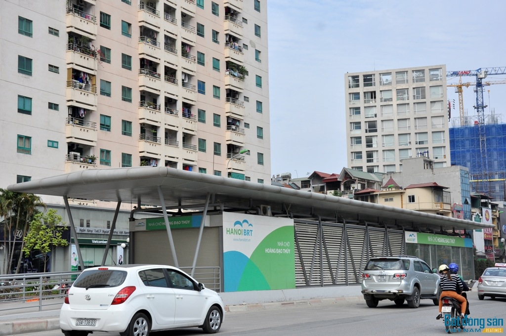 Hệ thống nhà chờ dọc tuyến BRT vẫn đang trong quá trình hoàn thiện.