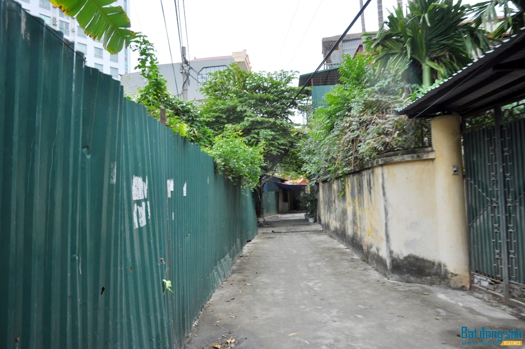 Nhiều năm nay con đường chính đi vào khu dân cư xóm 3B thuộc tổ Hoàng 8, phường Cổ Nhuế 1 luôn trong tình trạng nhếch nhác, rào tôn dựng quanh năm.