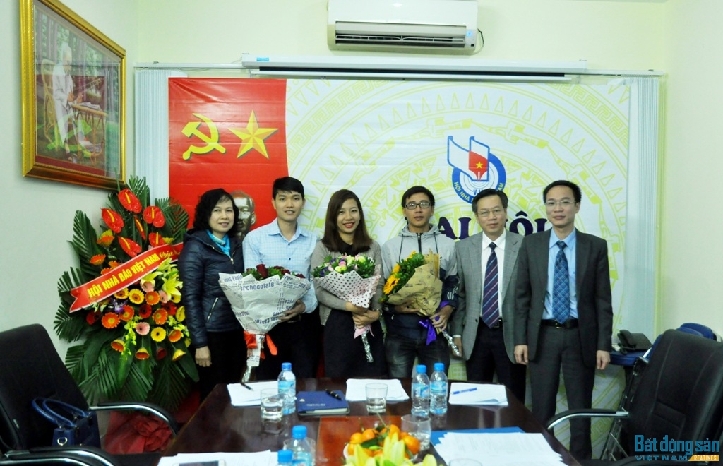 Đại diện Hội Nhà báo Việt Nam, Hiệp hội BĐS Việt Nam và Tạp chí điện tử BĐS Việt Nam tặng hoa 3 đồng chí trong Ban thư ký mới của Chi hội.