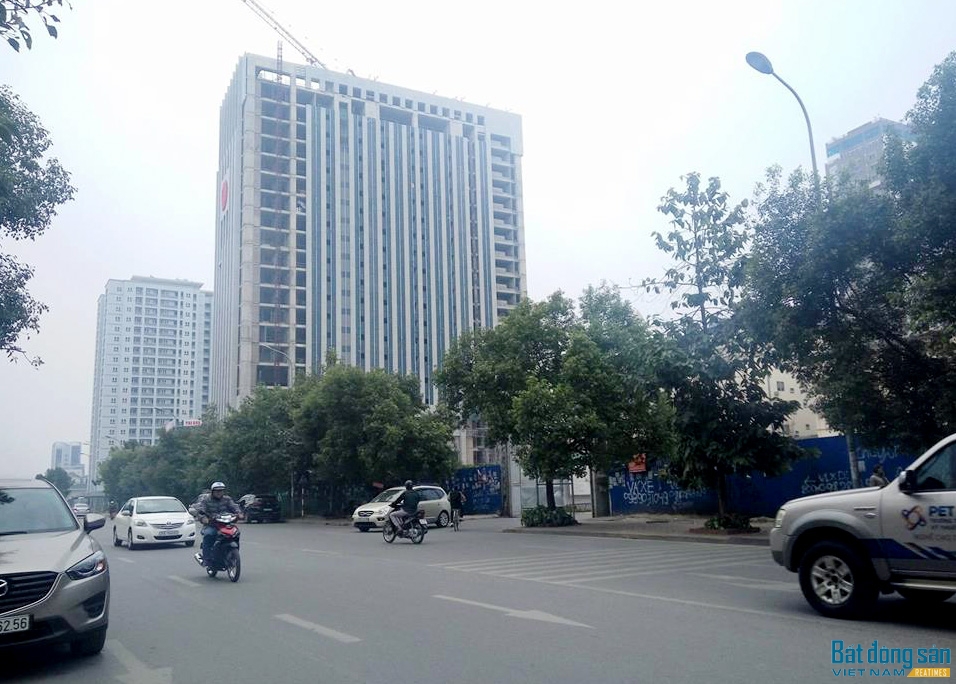 Đoạn giao nhau giữa lối đi của cư dân Home City với đường Nguyễn Chánh không có biển báo giao thông... tiềm ẩn nhiều nguy hiểm.