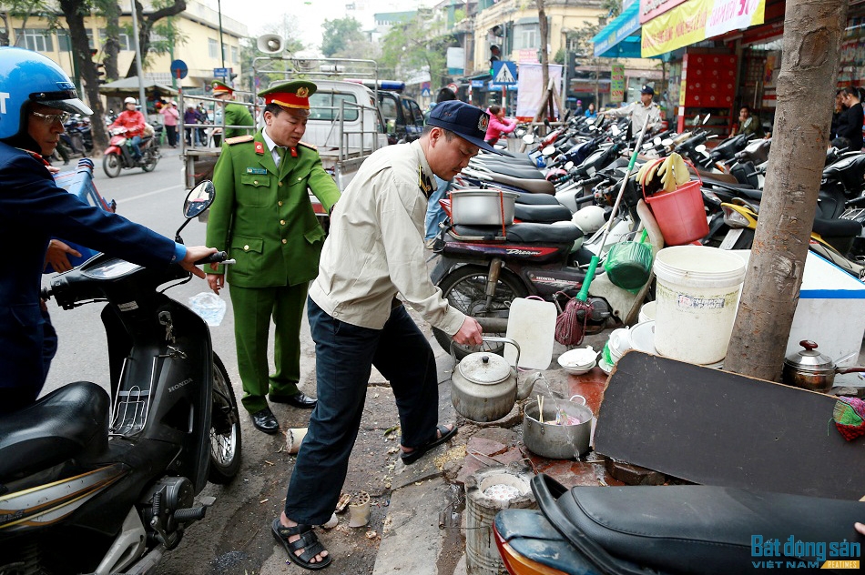 Trong những ngày gần đây, lực lượng chức năng nhiều quận trung tâm Hà Nội đã đồng loạt ra quân, kiểm tra, xử lý nghiêm các hành vi lấn chiếm vỉa hè.