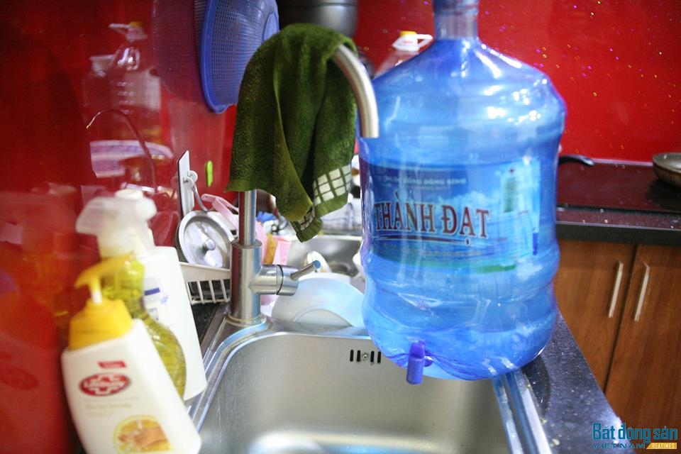 Để khắc phục tình trạng cắt nước đột ngột, gia đình chị H. phải mua nước bình để sử dụng