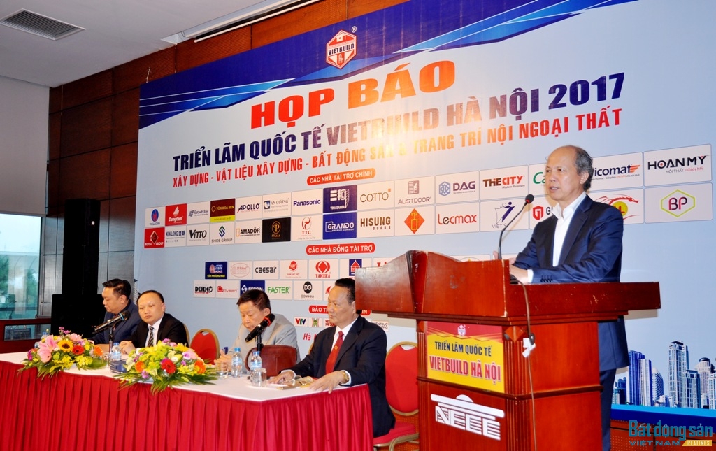Ông Nguyễn Trần Nam chủ trì buổi họp báo.