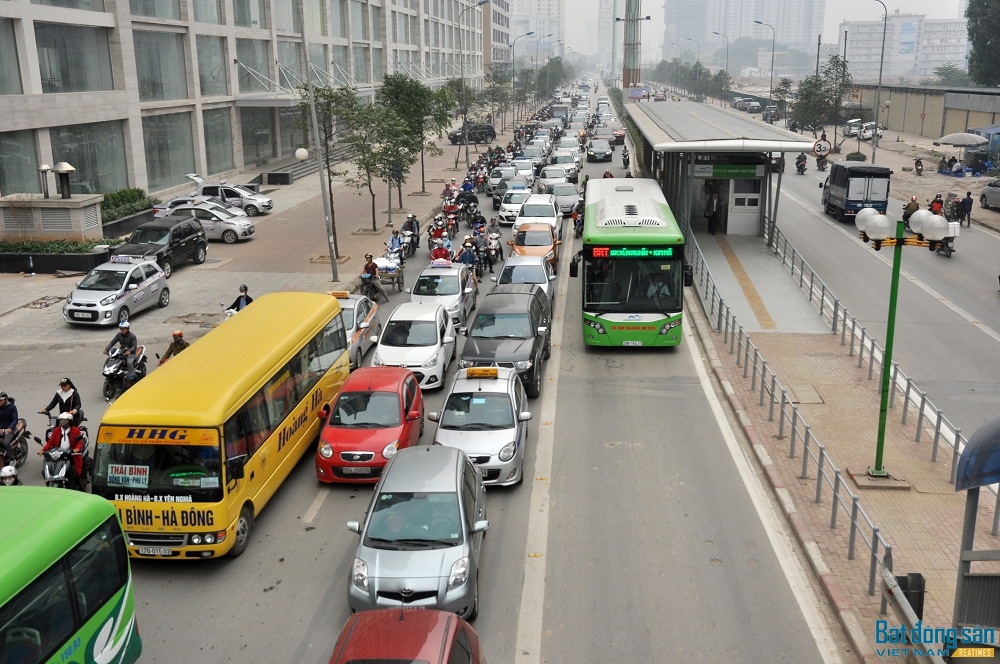 Nhiều phương tiện chọn giải pháp đi vào làn xe buýt nhanh BRT để thoát điểm ùn tắc.