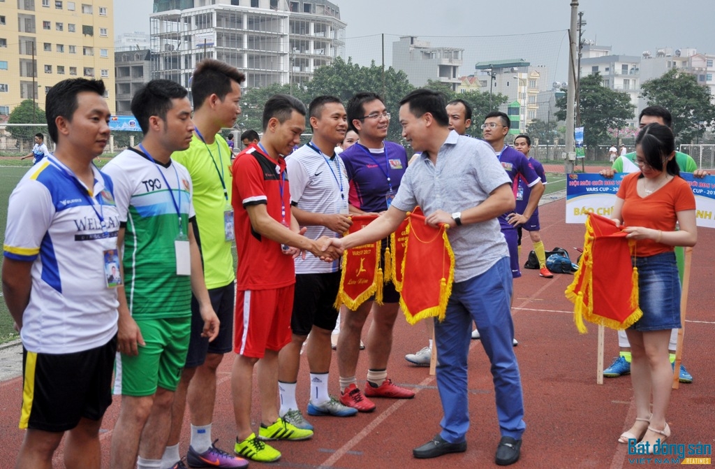 Ông Nguyễn Chí Thanh - Phó Chủ tịch Hội Môi giới BĐS Việt Nam tặng cờ thi đua cho các đội bóng tham gia.
