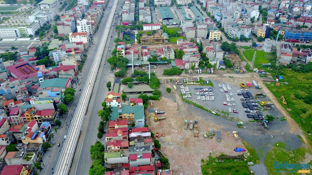 Bãi đỗ trông giữ xe nằm ngay sát đường Quang Trung đang thu lợi từ sai phạm