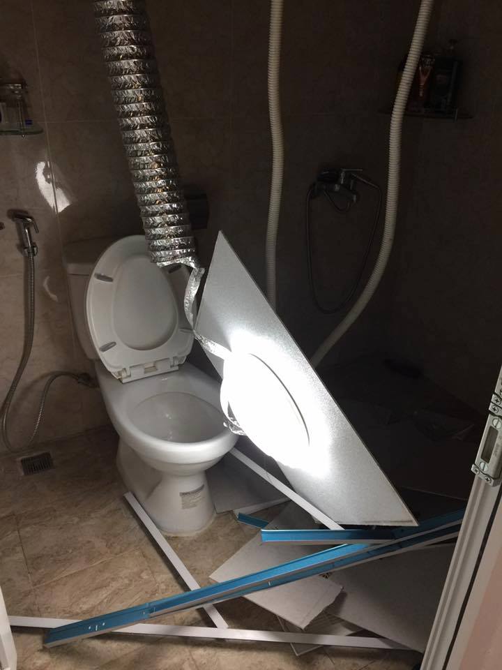Trần nhà vệ sinh một căn hộ tại chung cư