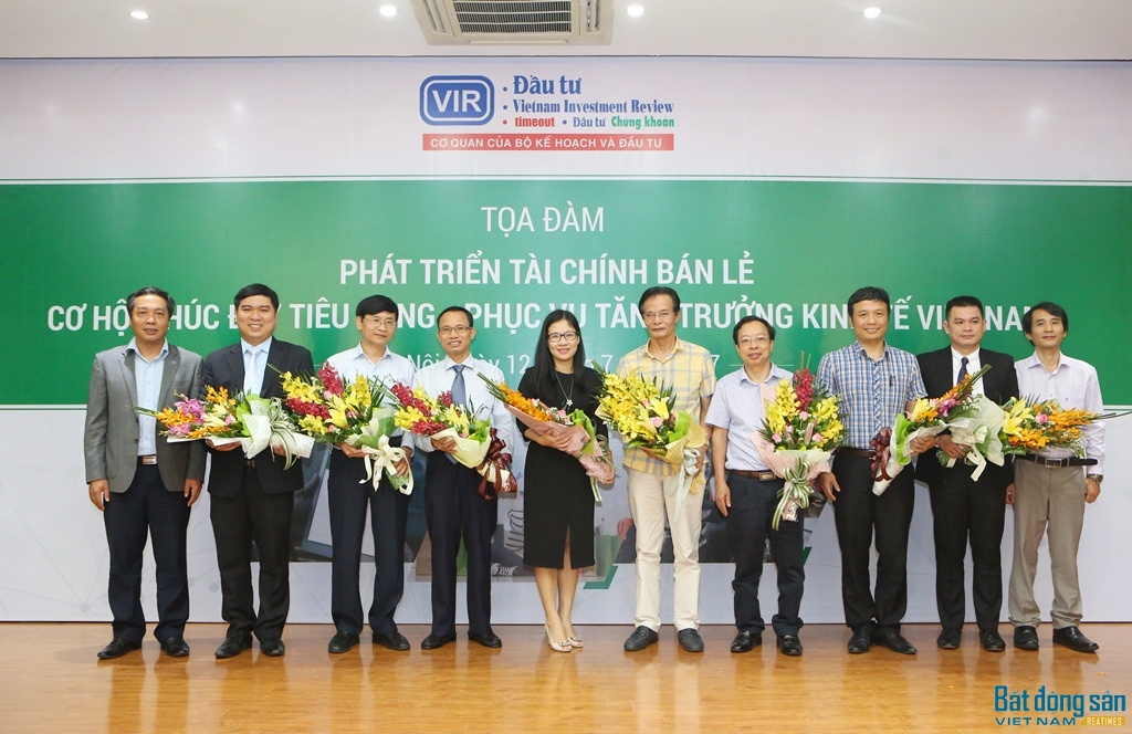 các chuyên gia, diễn giả đã cung cấp nhiều thông tin, số liệu về thị trường tài chính bán lẻ Việt Nam
