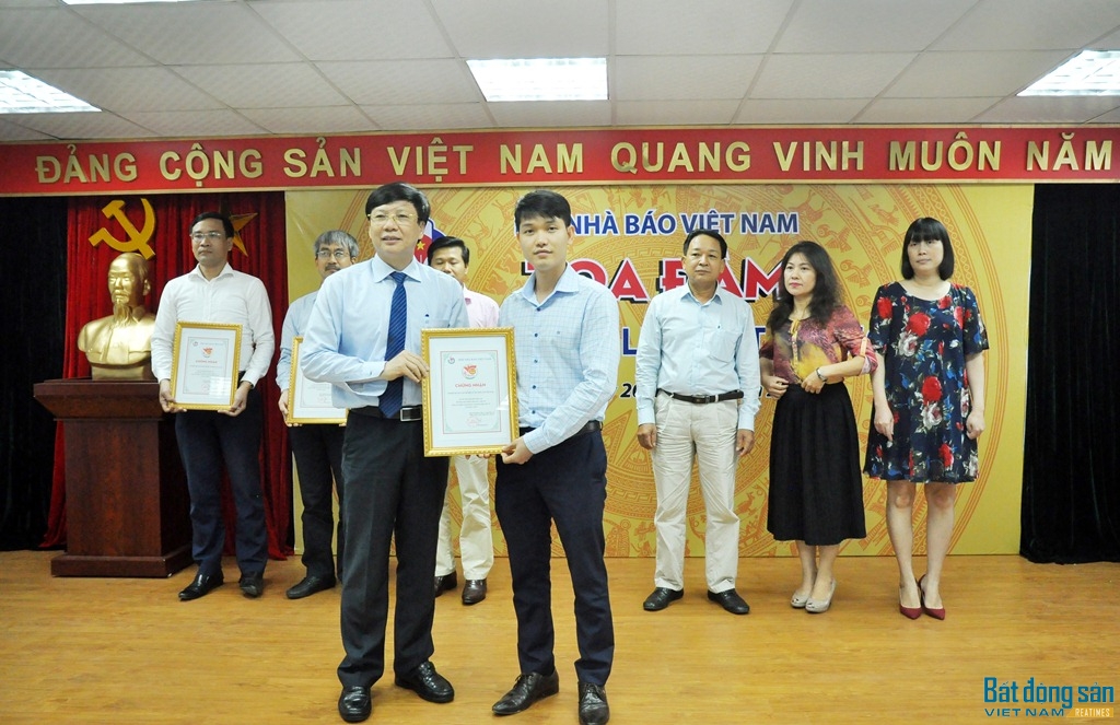 Tạp chí điện tử Bất động sản Việt Nam Cảm ơn và trao giấy chứng nhận cho các cá nhân, đơn vị, doanh nghiệp đã tài trợ đồng hành cùng chương trình vô cùng ý nghĩa này