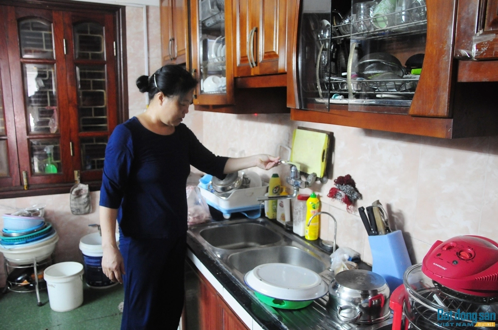 Bà Lại Thị Diềm (người dân khu B, khu đô thị Đại Kim) cho hay, nhà bà thường xuyên phải lấy, lọc nước mưa để tăng thêm nước sinh hoạt cho gia đình. Tình trạng mất nước tại khu dân cư xảy ra thường xuyên khiến các sinh hoạt bị đảo lộn.