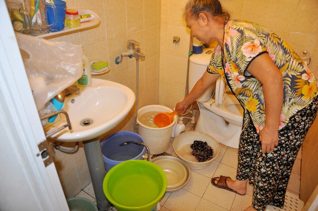 Nhiều tháng nay, hàng nghìn người dân sống tại Khu đô thị mới Linh Đàm (Hoàng Mai, Hà Nội) phải sống trong cảnh thiếu nước sạch sinh hoạt. Việc khắc phục của đơn vị cấp nước không được thực hiện khiến người dân bức xúc.
