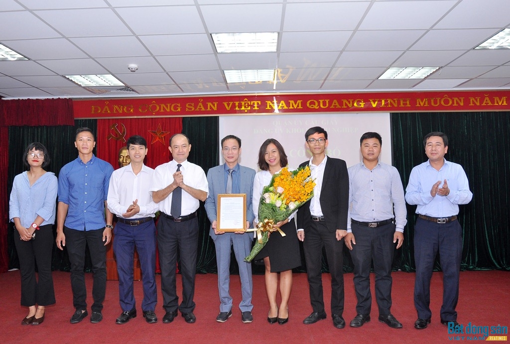 Trưởng ban Tổ chức Quận ủy Cầu Giấy trao quyết định và tặng hoa chúc mừng Chi bộ Tạp chí điện tử Bất động sản Việt Nam.