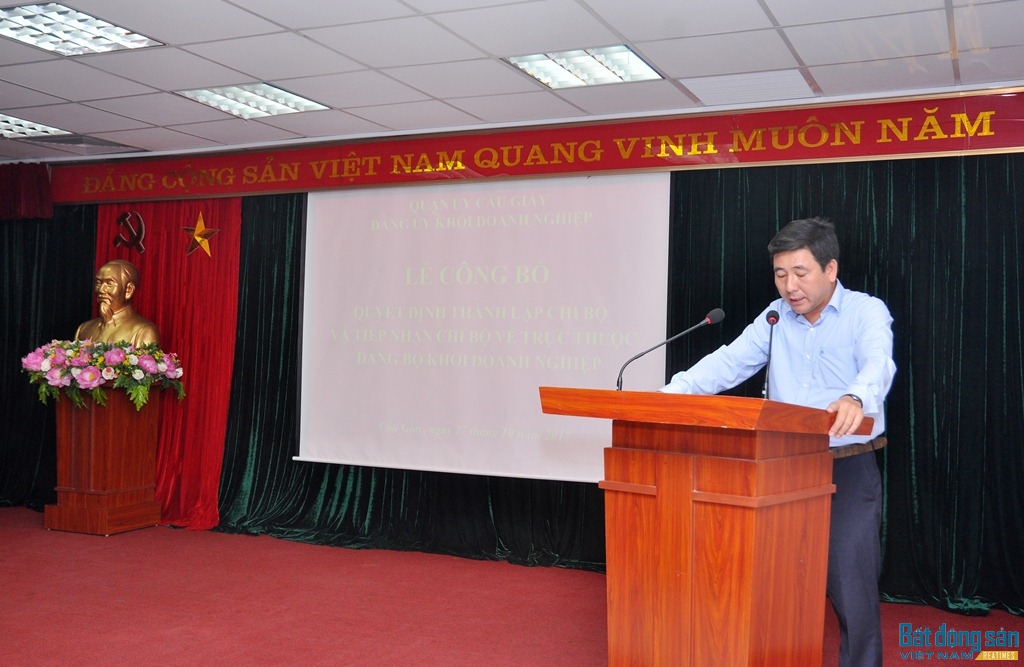 Đồng chí Nguyễn Công Nghĩa, Bí thư Đảng ủy Khối Doanh nghiệp Quận Cầu Giấy công bố quyết định thành lập Chi bộ Tạp chí điện tử Bất động sản Việt Nam.