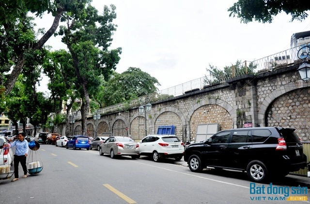 Toàn bộ phố Phùng Hưng có 131 cổng vòm, hiện có 4 cổng được đục ra để phục vụ giao thông, còn lại 127 cổng vòm sẽ được chia thành 3 giai đoạn để triển khai.   