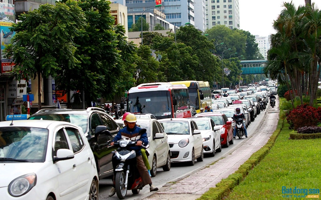 Giao thông ùn tắc kéo dài theo hướng Trần Duy Hưng về Kim Mã qua nút giao thông Nguyễn Chí Thanh - La Thành