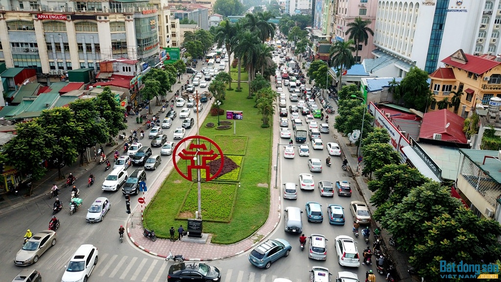 Trước đó, tuyến đường Trần Duy Hưng - phần nối dài của đường Nguyễn Chí Thanh về phía đại lộ Thăng Long đã được xén dải phân cách để mở rộng thêm làn đường.