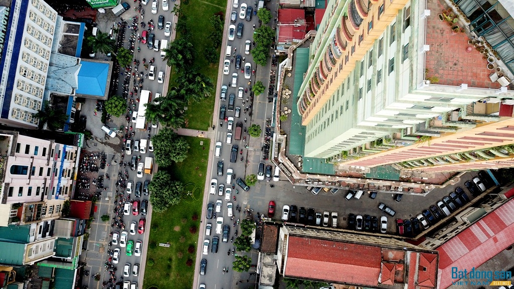 Tình trạng ùn tắc thường xuyên xảy ra trên tuyến đường Nguyễn Chí Thanh trong những năm qua. 