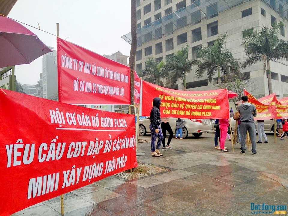 Cư dân chung cư Hồ Gươm Plaza đội mưa phản đối các sai phạm chủ đầu tư.  