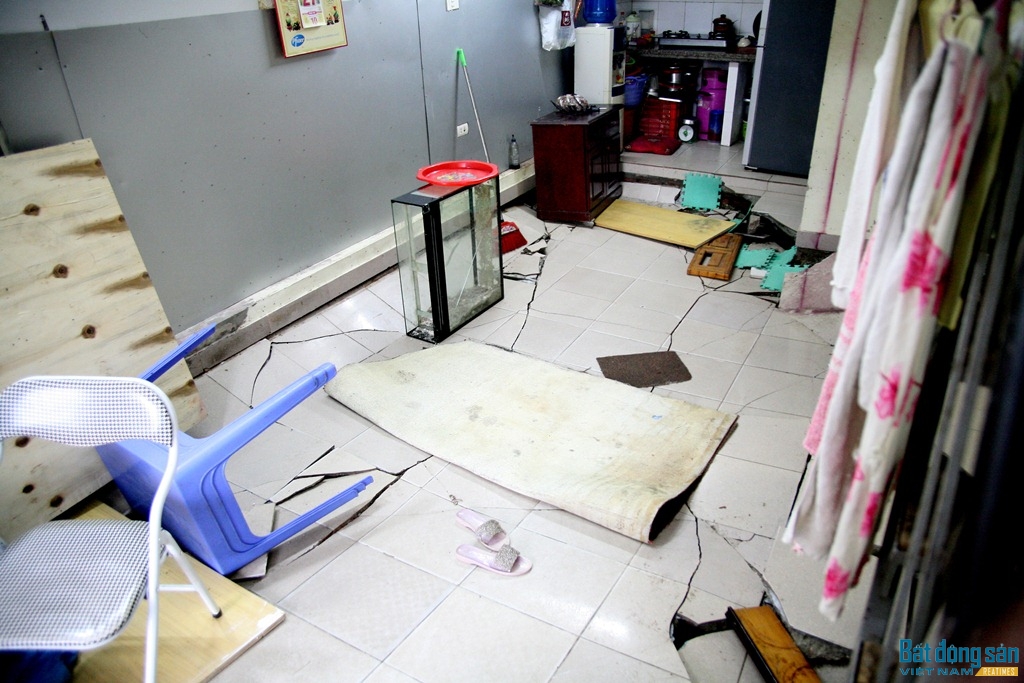 Vụ sụt lún xảy ra ngày 24/12 trong bữa cơm tối của một gia đình tại tầng 1 nhà N5. Ông Phạm Văn Hoan, người thuê căn nhà bị lún trên cho biết: 