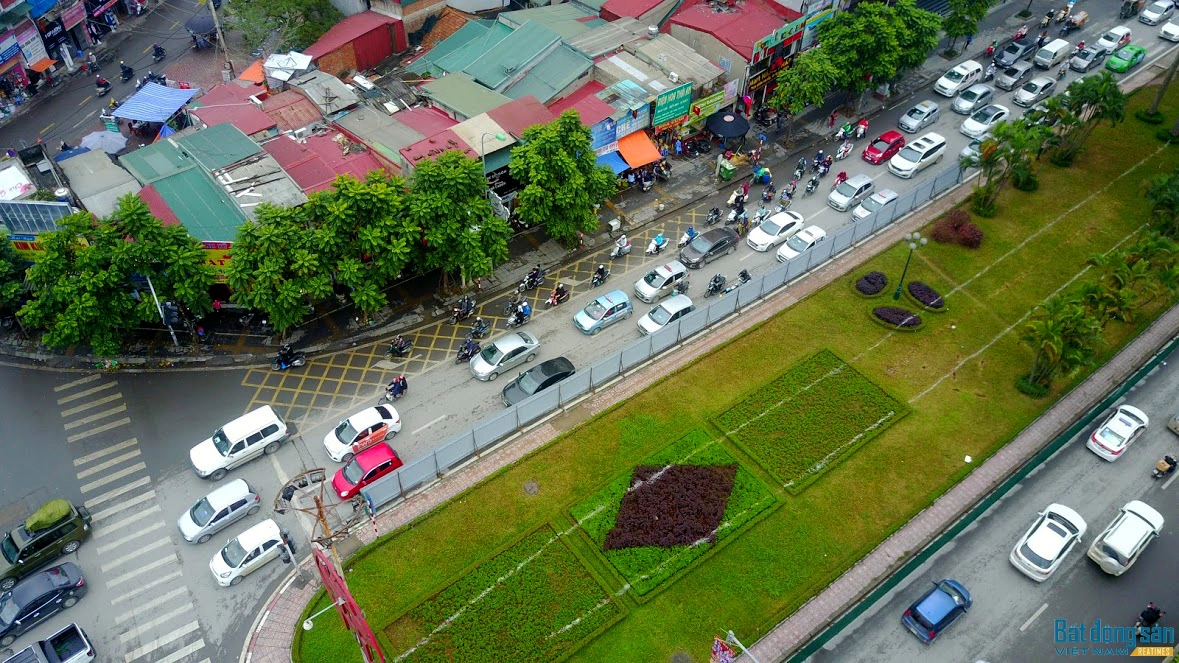 Dải phân cách giữa tuyến đường này sẽ bị thu hẹp xuống còn 4,4m. Lòng đường Nguyễn Chí Thanh sẽ có 4 làn xe nhằm giảm ùn tắc giao thông trên toàn tuyến. 