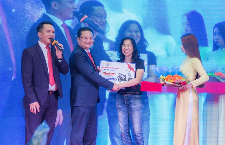 Ông Trần Anh Tài – Chủ tịch HĐQT Tập đoàn đầu tư P.H trao giải đặc biệt Honda SH cho khách hàng Nguyễn Ngọc Yến Chi