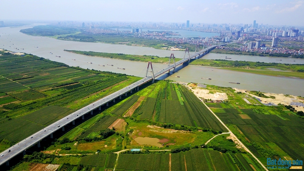Cầu Nhật Tân có tổng mức đầu tư hơn 13.600 tỷ đồng, gồm vốn vay từ cơ quan hợp tác quốc tế Nhật Bản – JICA và vốn đối ứng của Chính phủ Việt Nam