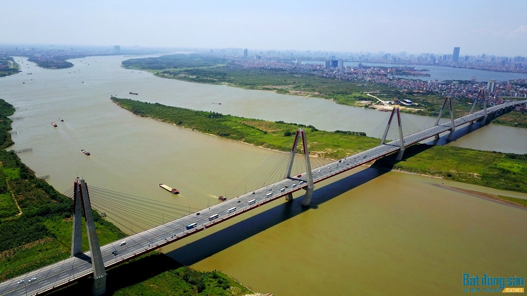 Phần chính của cầu gồm dây văng liên tục 5 trụ tháp với tổng chiều dài 1.500 m. Dự kiến vào tháng 1/2015, cầu Nhật Tân sẽ được thông xe.