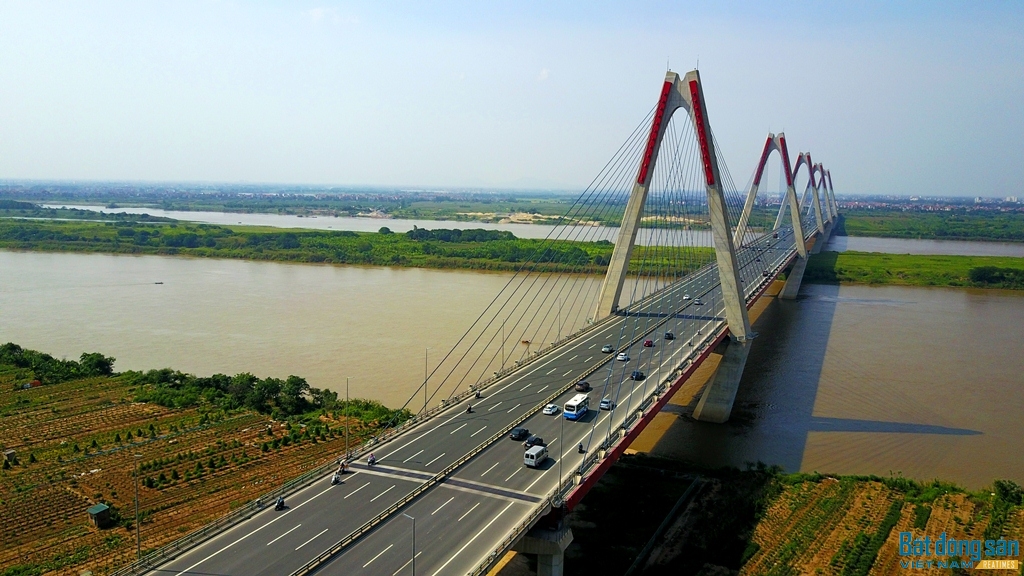 Phần chính của cầu gồm dây văng liên tục 5 trụ tháp với tổng chiều dài 1.500 m. Dự kiến vào tháng 1/2015, cầu Nhật Tân sẽ được thông xe. 