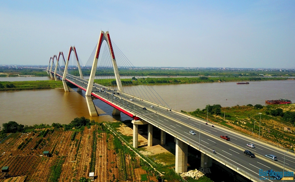 Cầu không chỉ phục vụ các phương tiện giao thông mà còn trở thành điểm nhấn về kiến trúc, cảnh quan khu vực cửa ngõ phía bắc thủ đô Hà Nội.