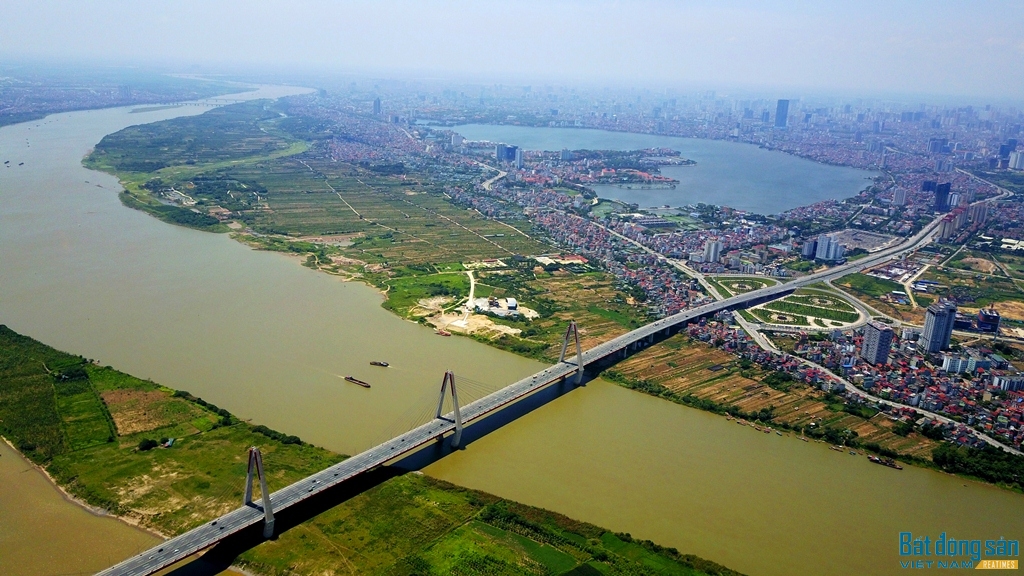 Được thiết kế với ý tưởng là hình dáng của cây đào, cầu Nhật Tân thu hút sự chú ý đặc biệt của người dân Thủ đô Hà Nội
