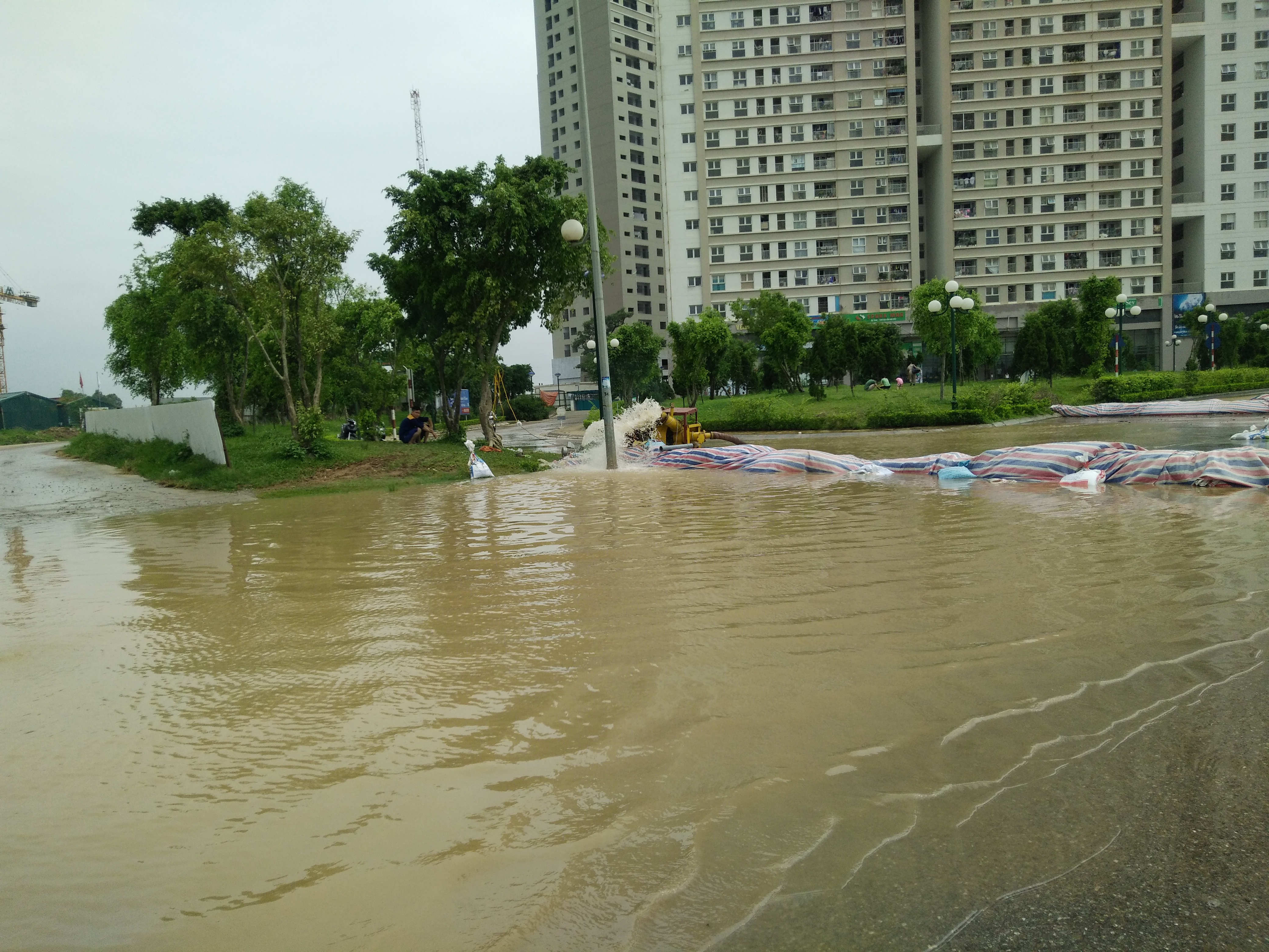 Hình ảnh lối vào Khu đô thị mới Dương Nội bị ngập trong nước ngày 20/8. Ảnh: Dự Phạm