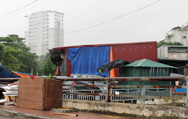 Hiện nay có khoảng 30 đến 40 hộ dựng nhà tôn sinh sống tại khu dân cư số 7, tổ 8, phường Phương Liệt.