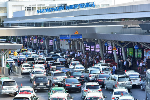 Khu vực ga quốc nội Sân bay Tân Sơn Nhất luôn dày đặc xe ra vào