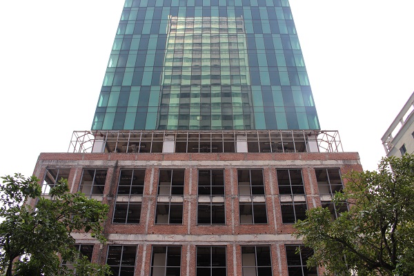 Dự án trung tâm thương mại Apex Tower có một vị trí khá đắc địa (nằm trên lô HH3 Phạm Hùng, Mỹ Đình, Hà Nội). Mặc dù khởi công xây dựng từ năm 2008 nhưng hiện nay dự án mới chỉ xong phần thô và đang trong tình trạng ngưng hoạt động nhiều năm nay.
